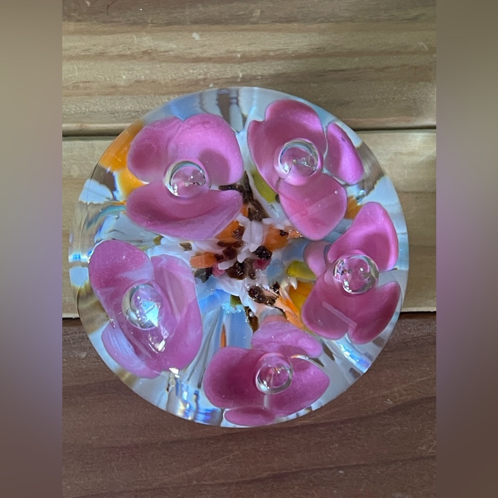 Vintage 1982 Maude and Bob St. Clair Paperweight Beautiful Trumpet Flowers 2.5”